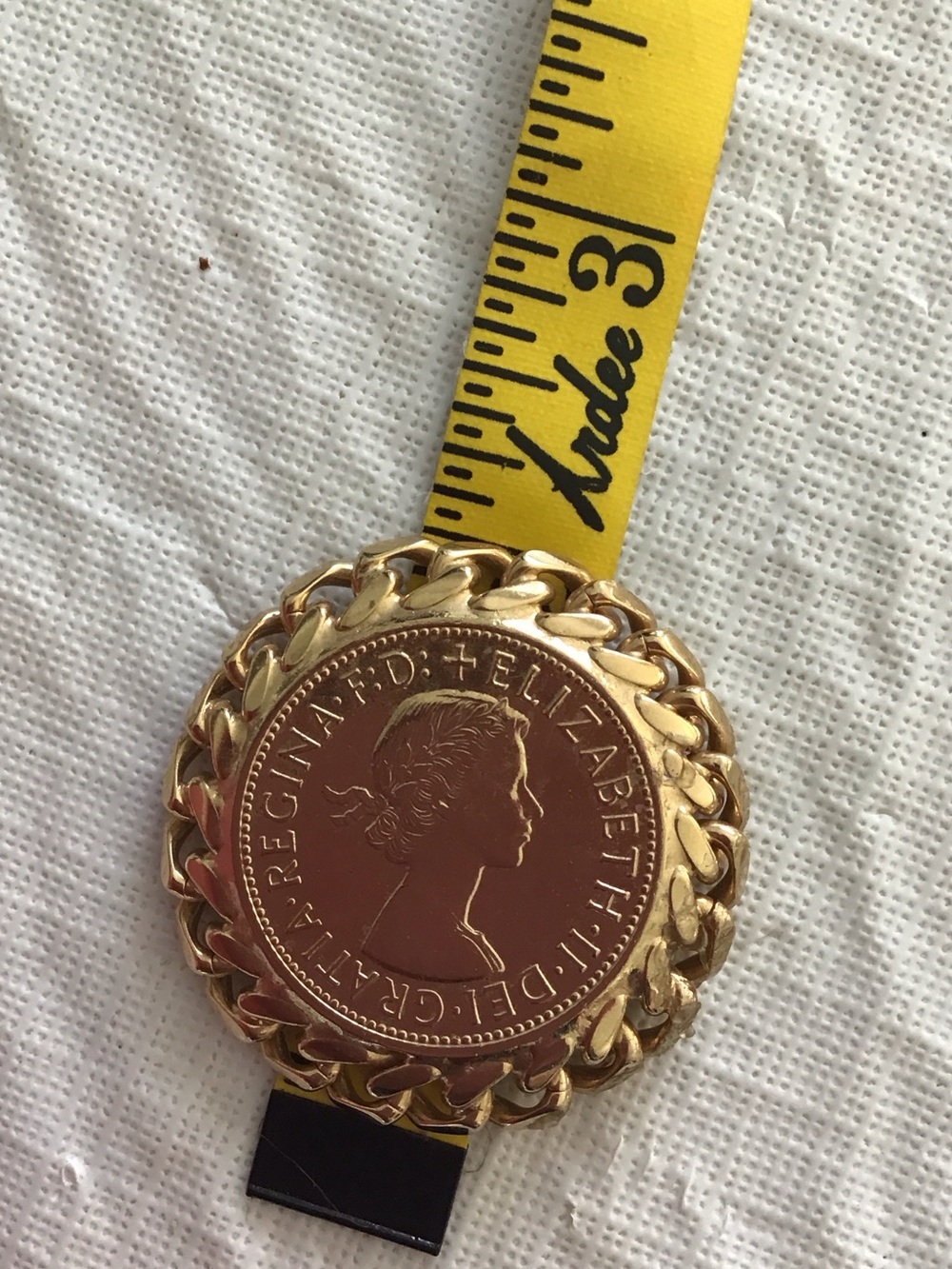 Vintage Gold Tone Coin  Pin featuring Queen Elizabeth - Picture 2 of 3